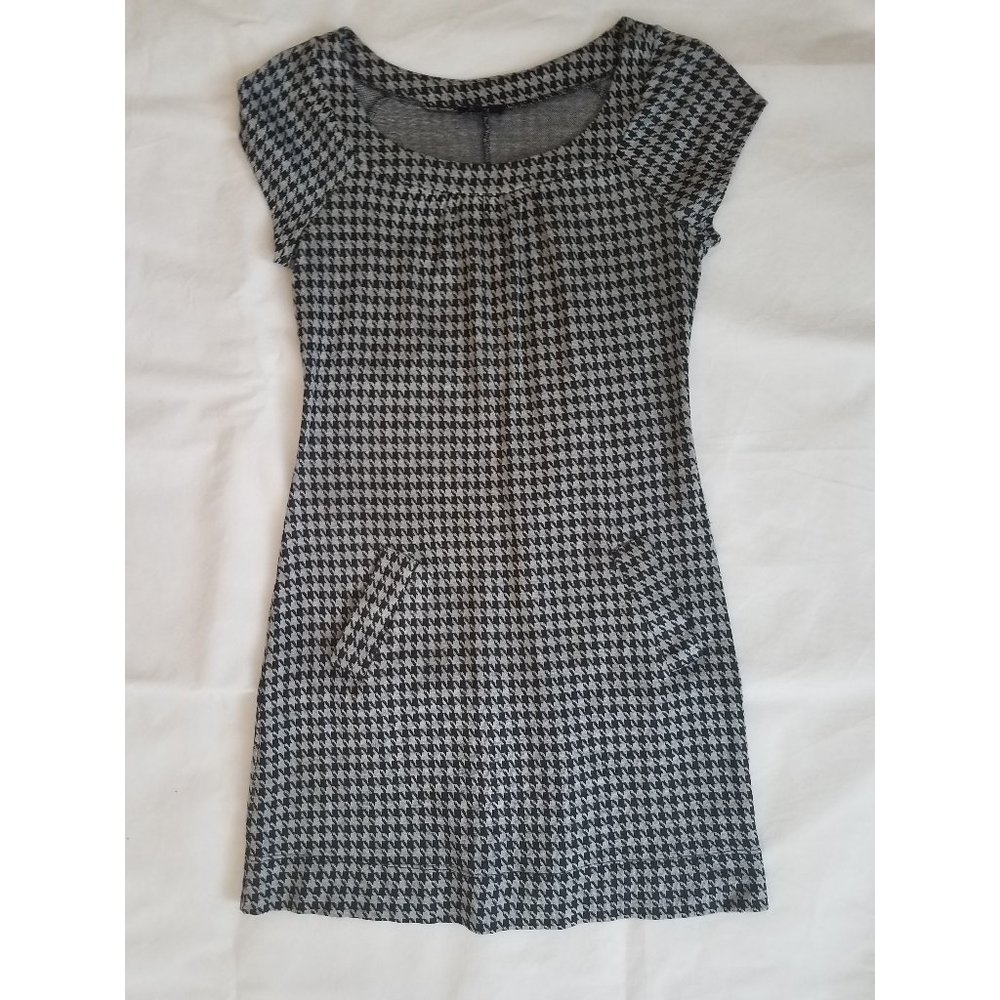 Sele black & gray houndstooth dress with pockets!